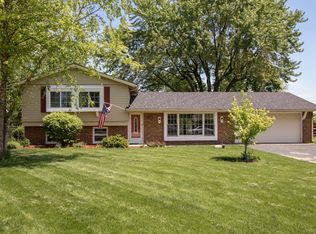 905 Birchwood Rd, Aurora, IL 60505