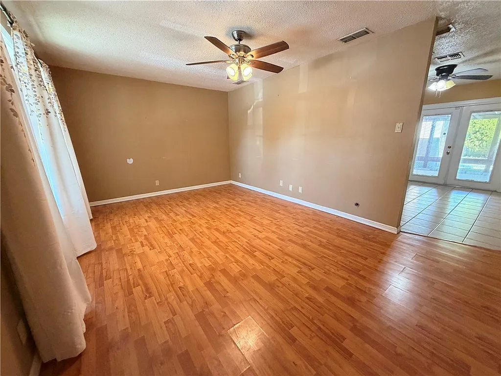 3 bed, 1.0 bath, 1040 sqft, $1,750 — Photo 2