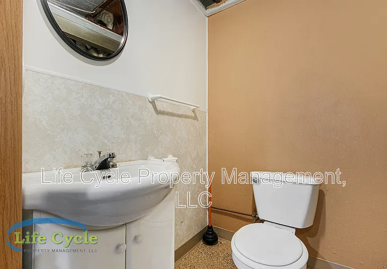 1055 Lake Michigan Dr NW — Photo 13