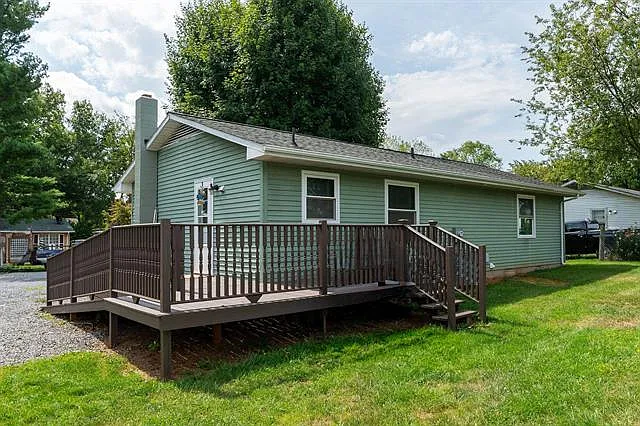 3 bed, 1.5 bath, 1041 sqft, $1,650 — Photo 3