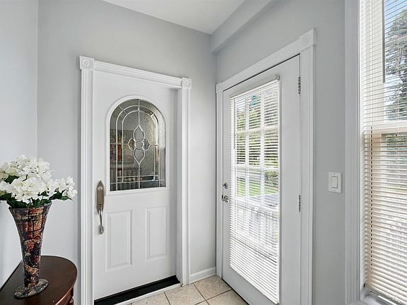 4th image of 635 Cloverdale Ave