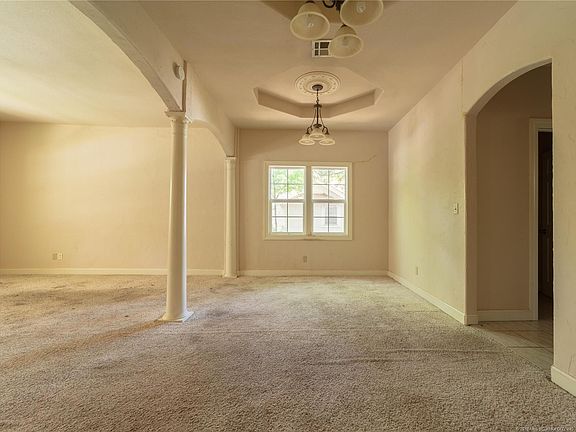 4th image of 303 E Creek Ave