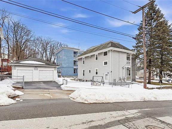 5th image of 372 Cumberland Hill Rd