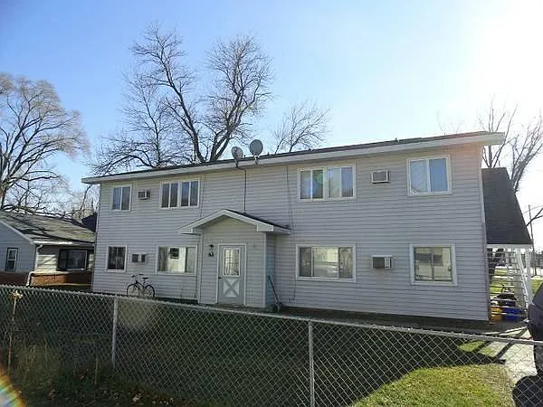 2 bed, 700 sqft, $995 — Photo 2