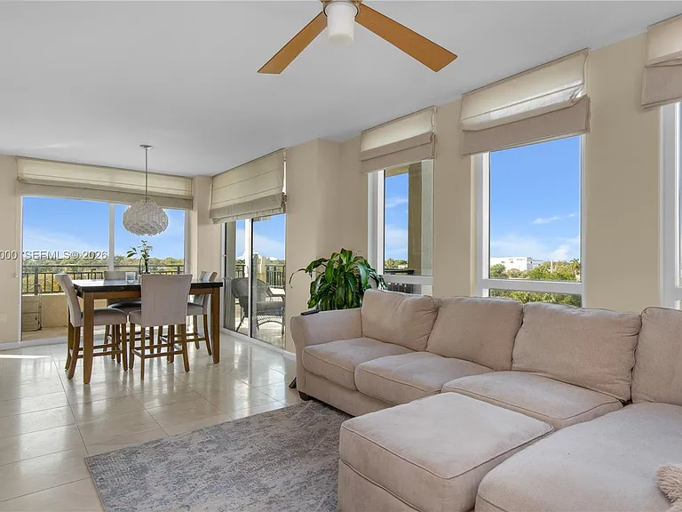 610 W Las Olas Blvd — Photo 2