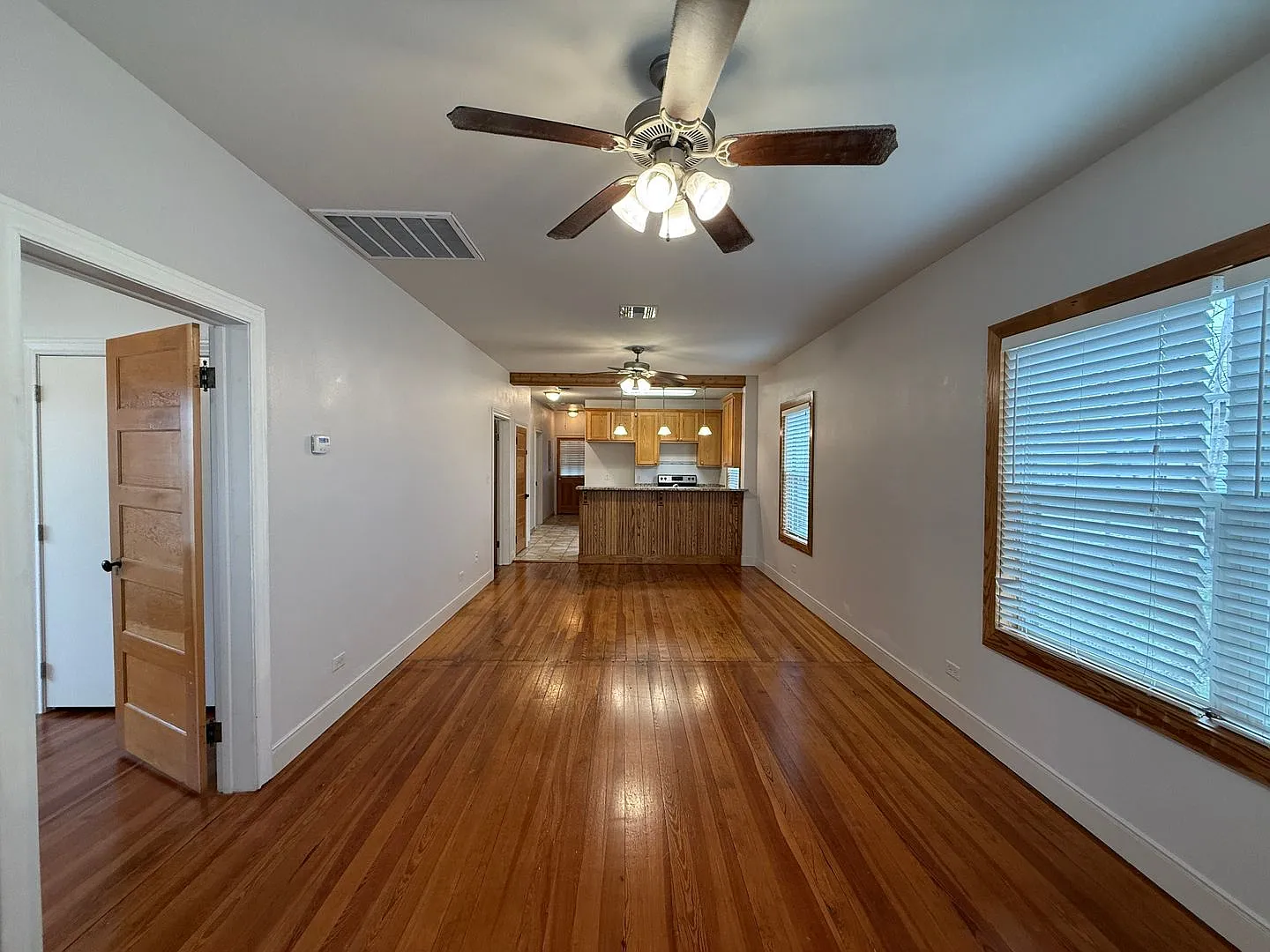 Updated 1926 Craftsman Style 3/1 / Cute Front Porch / No Capet / NBISD — Photo 2