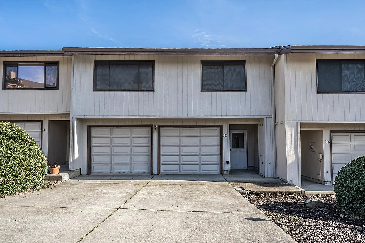 303 Eastwood Dr photo 1