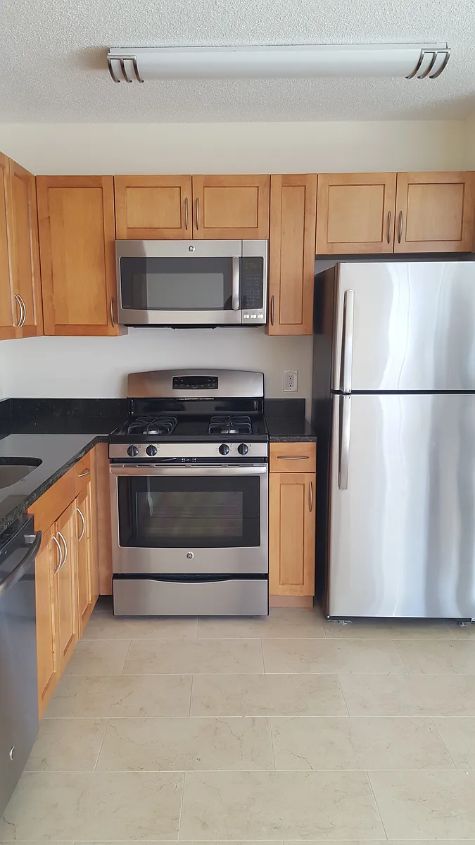 Building Photo - Temple St