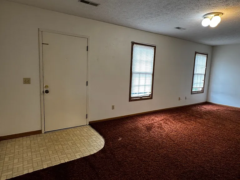 127 E Adams St #B7 — Photo 2