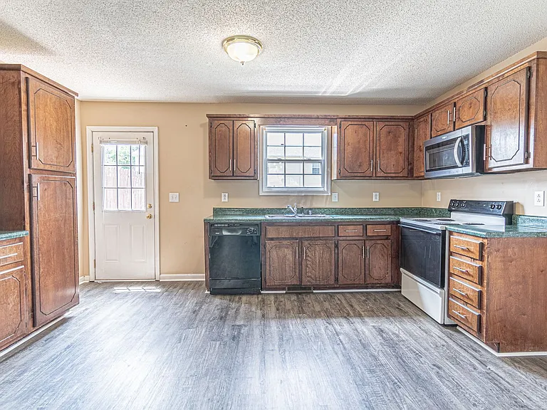 824 Flyer Ct — Photo 3