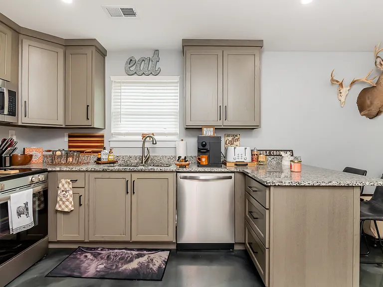 1422 E Elm St #2 — Photo 5