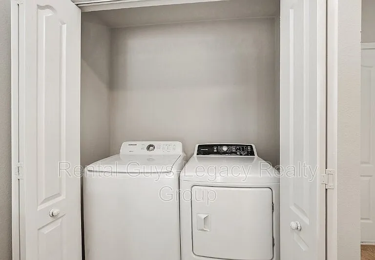 425 Servia Dr — Photo 9