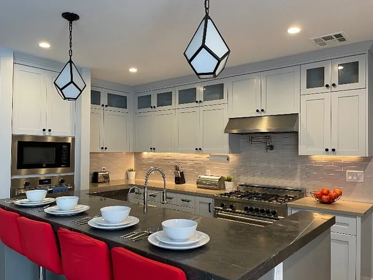 300 N Plymouth Blvd — Photo 1