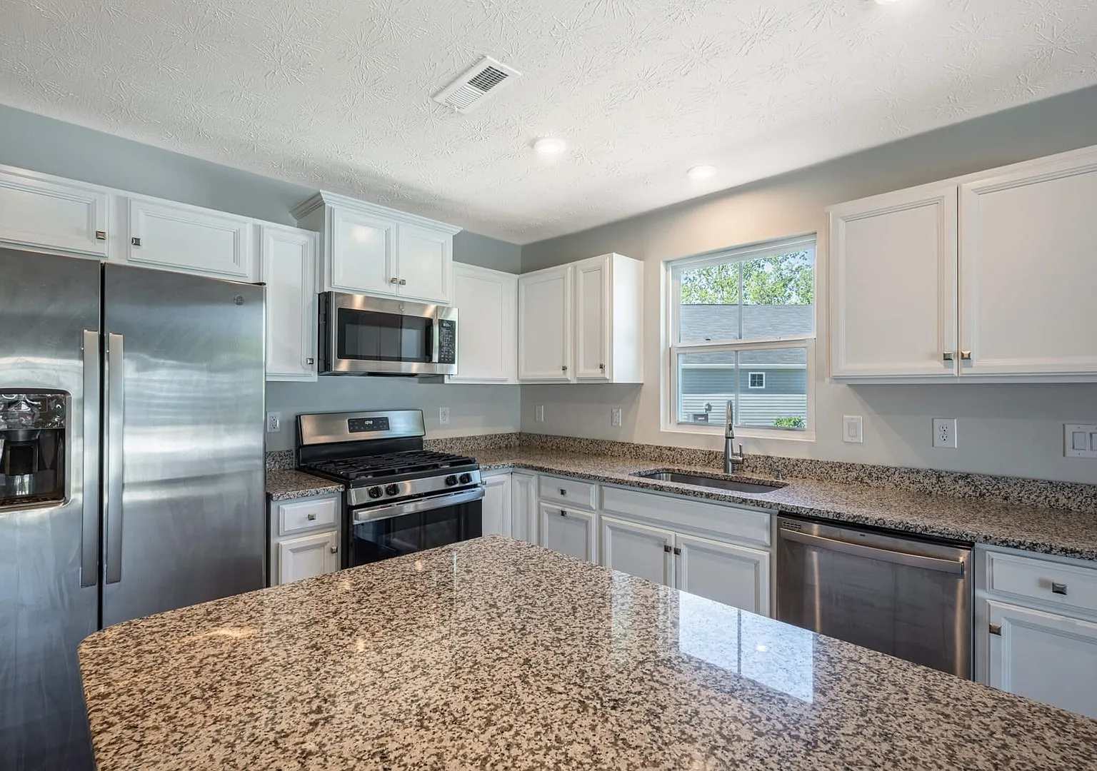 Gorgeous Newer Home — Photo 3