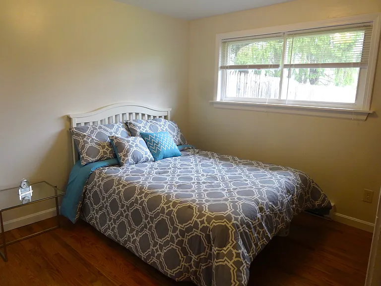 Lakeside Manor Apartments — Photo 5