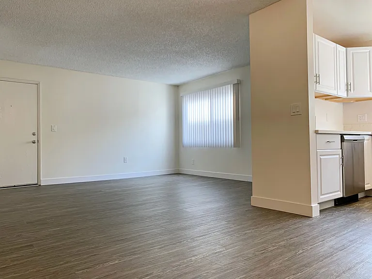 1010-1012 E Acacia Ave — Photo 38
