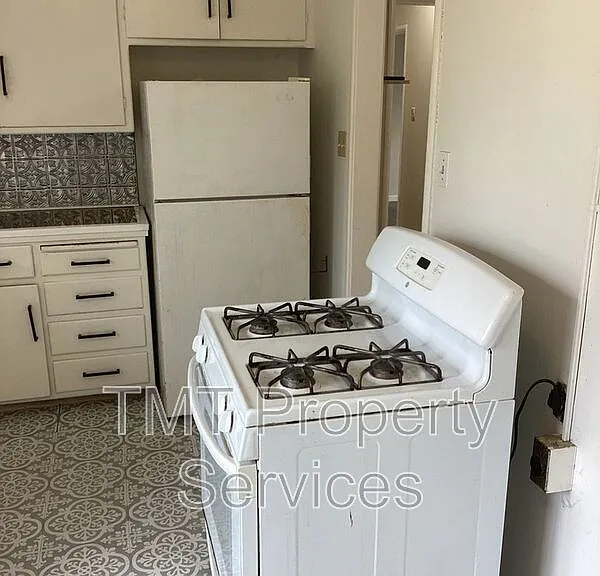 137 W 3rd St — Photo 6