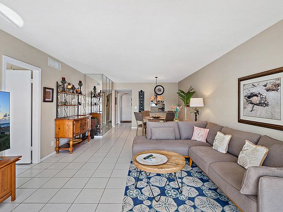 5th image of 29 Yacht Club Dr APT 107