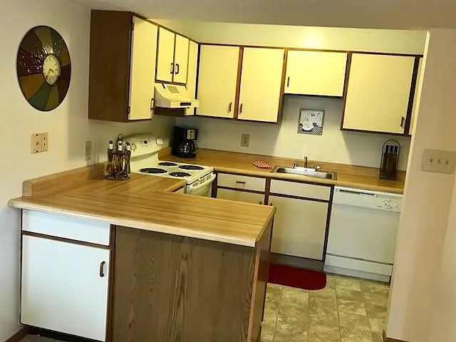 Laurelwood Apartments and Townhomes — Photo 4