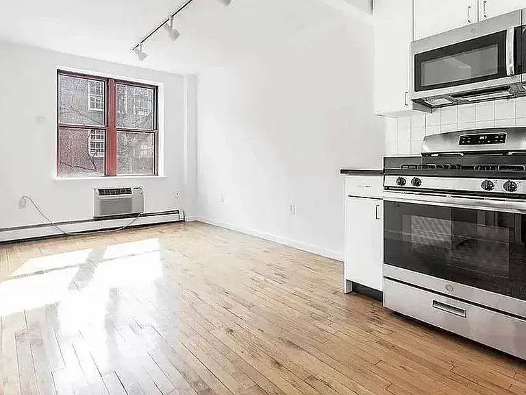 190 E 7th St #112 — Photo 2