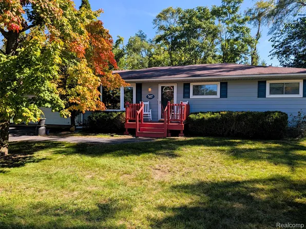 567 Pine Tree Rd, Lake Orion, MI 48362