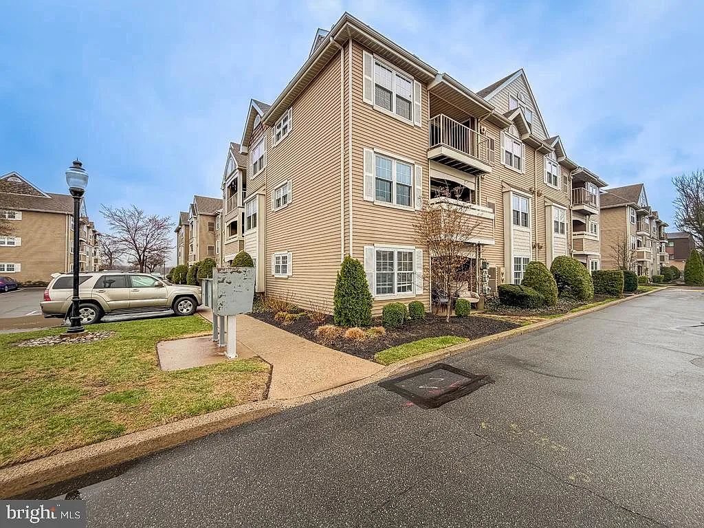 72307 Delaire Landing Rd #307 photo 1