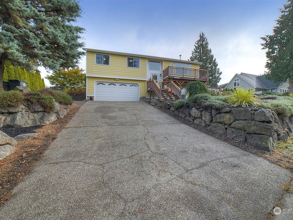 Entry,2 car gar., extra  parking left side>