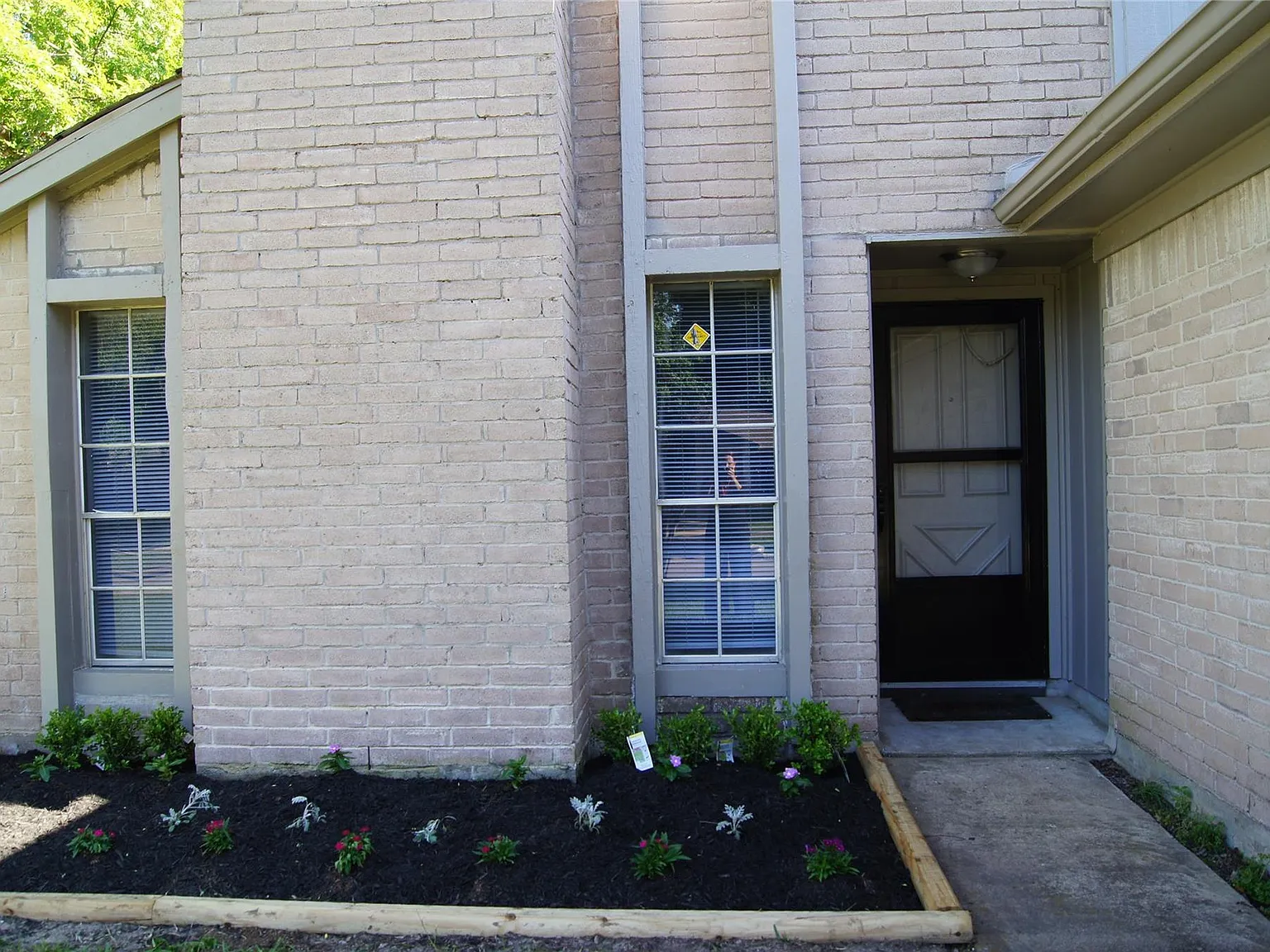 3 bed, 2.0 bath, 1275 sqft, $1,800 — Photo 2