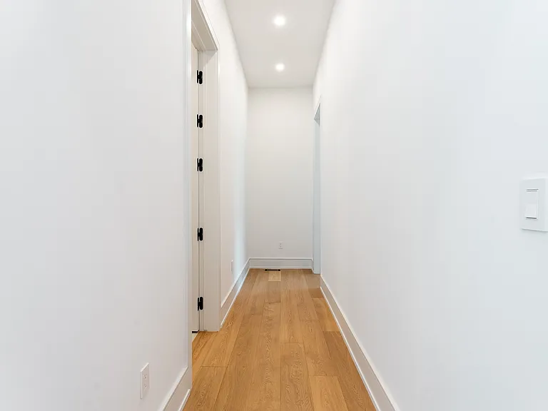 510 Wellington Cres — Photo 37