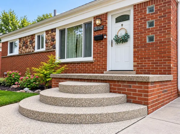 28912 Joan St, Saint Clair Shores, MI 48081