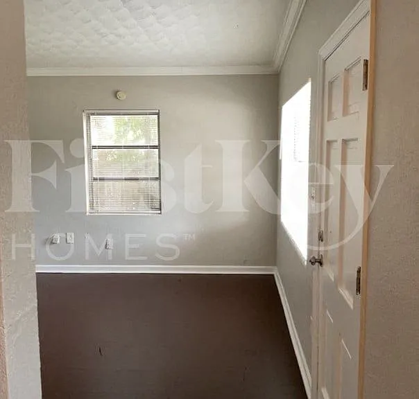 1324 N Powers Dr — Photo 3