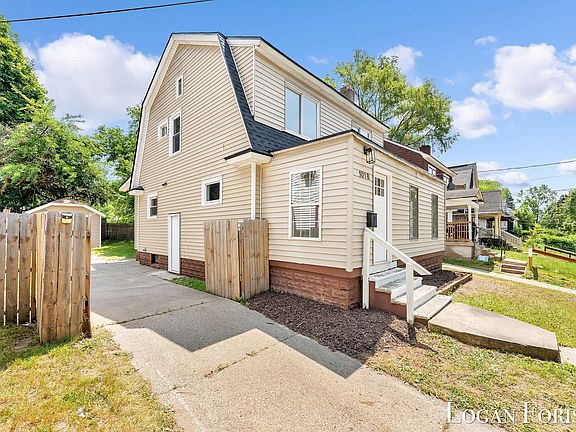 4th image of 1018 Cooper Ave SE