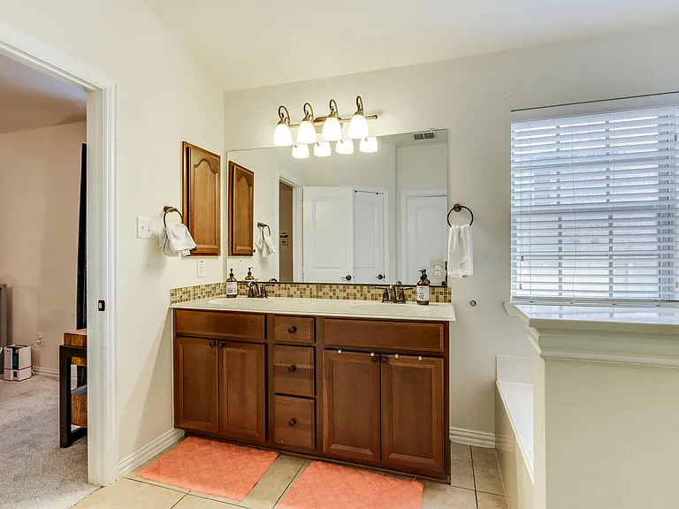 Master Bath w Dual sinks and GardenTub