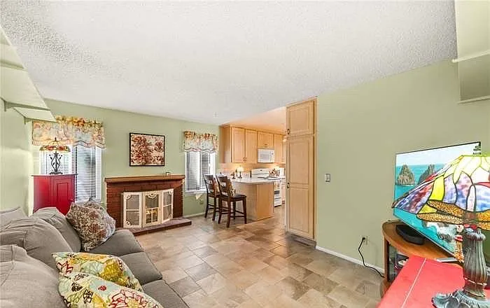 10337 Bristol Dr — Photo 3