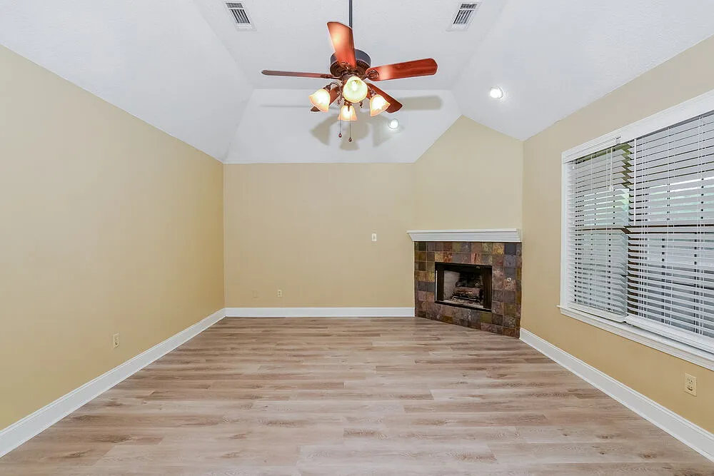 3 bed, 2.0 bath, 1477 sqft, $1,825 — Photo 4
