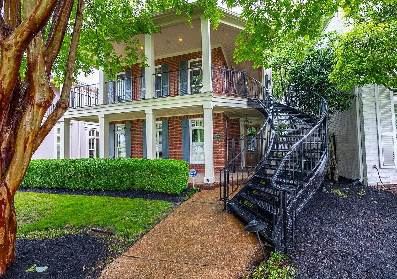 Gorgeous Riverfront home in Harbor Town — Photo 2