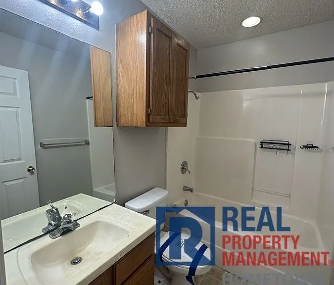 226 Rockyreef Cir — Photo 16