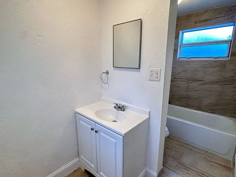 840 NW 10th St #5-8 — Photo 12