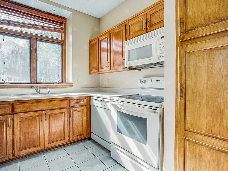 4800 Horton St — Photo 8