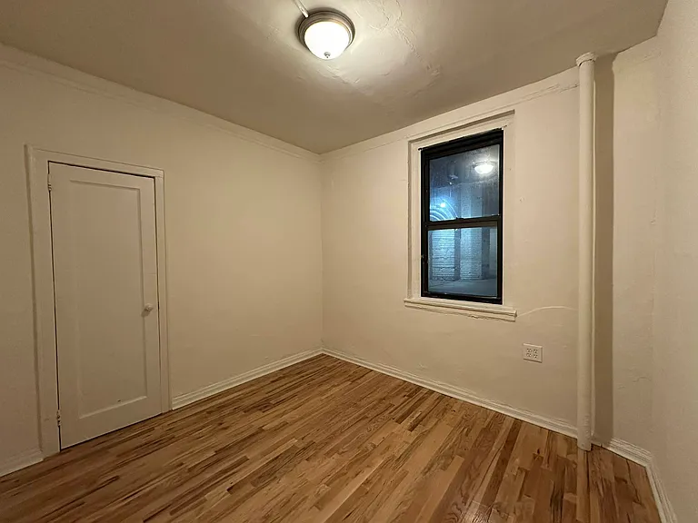 21-27 33rd St #1P — Photo 4