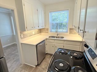 Downstairs Unit - Next to Habersham Village!, Savannah, GA 31405