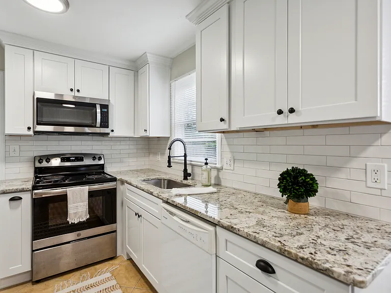 841 McLinden Ave SE — Photo 1
