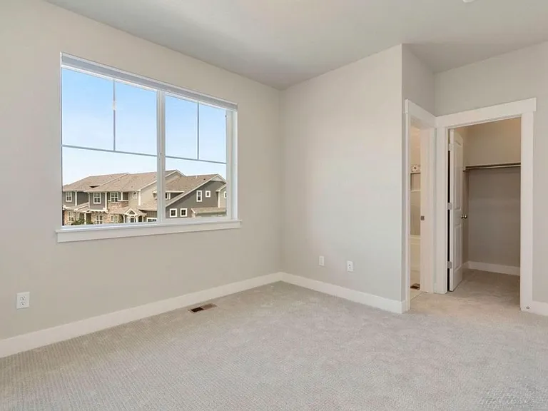 2nd bedroom w/ attached walk-in closet