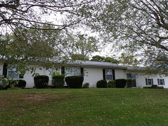 3rd image of 1951 Hyndman Rd