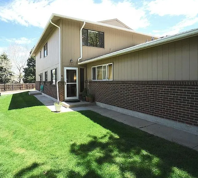 Building has 4 units, this is the front door to the unit for rent.
