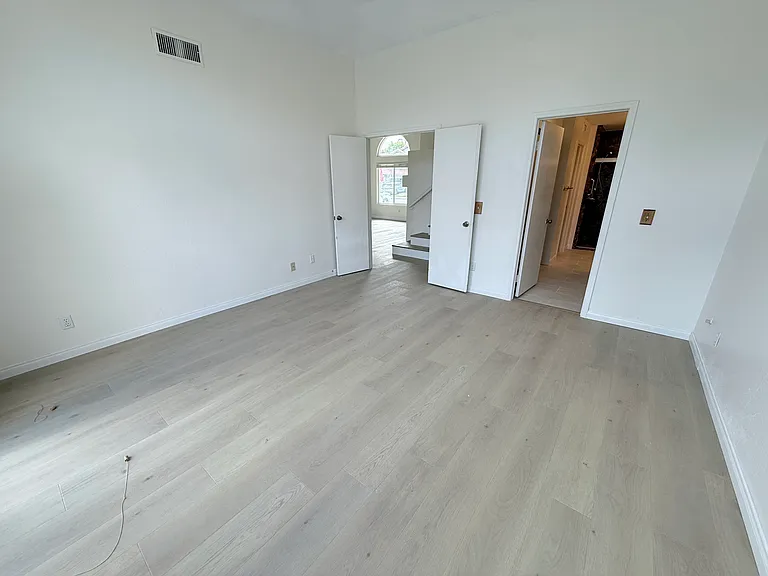 1813 Avenida Segovia — Photo 12