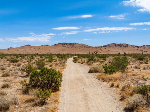 17 Desarae St, Mojave, CA 93501