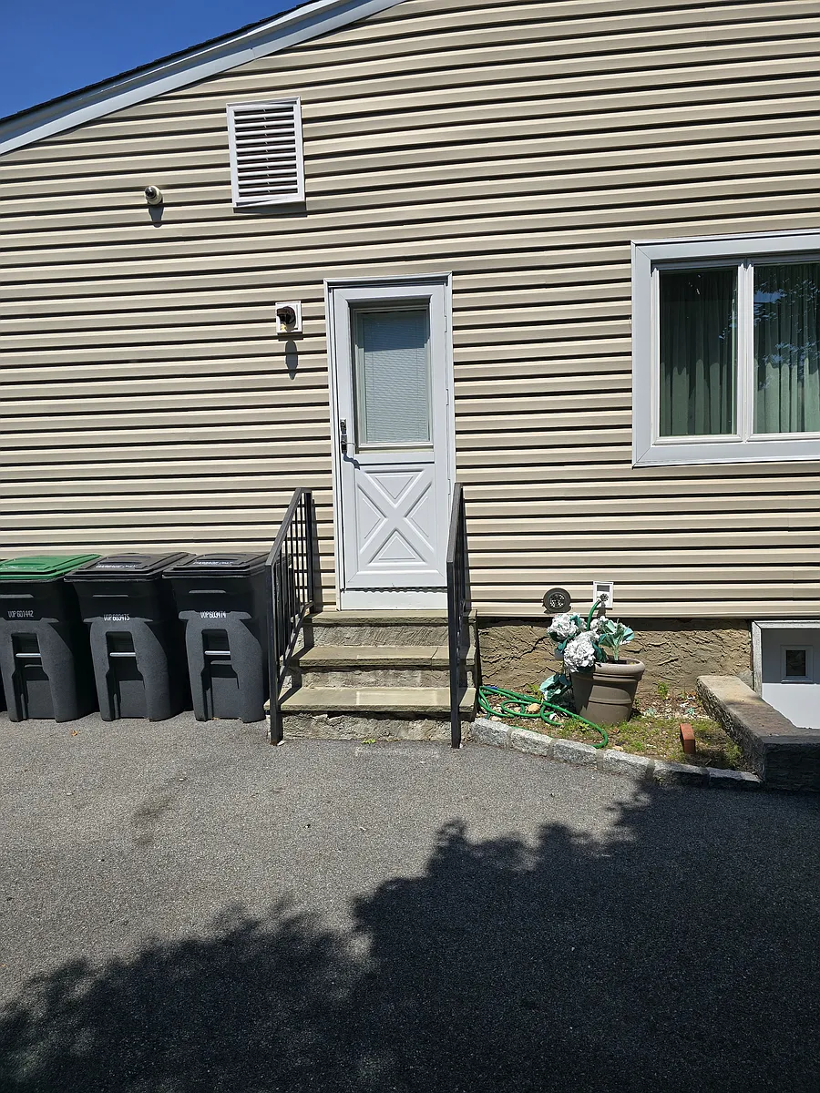 ENTRANCE - 109 4th Ave #1