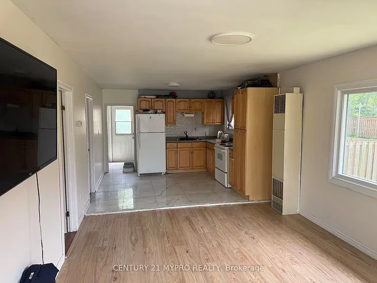 345 Hollywood Dr — Photo 2