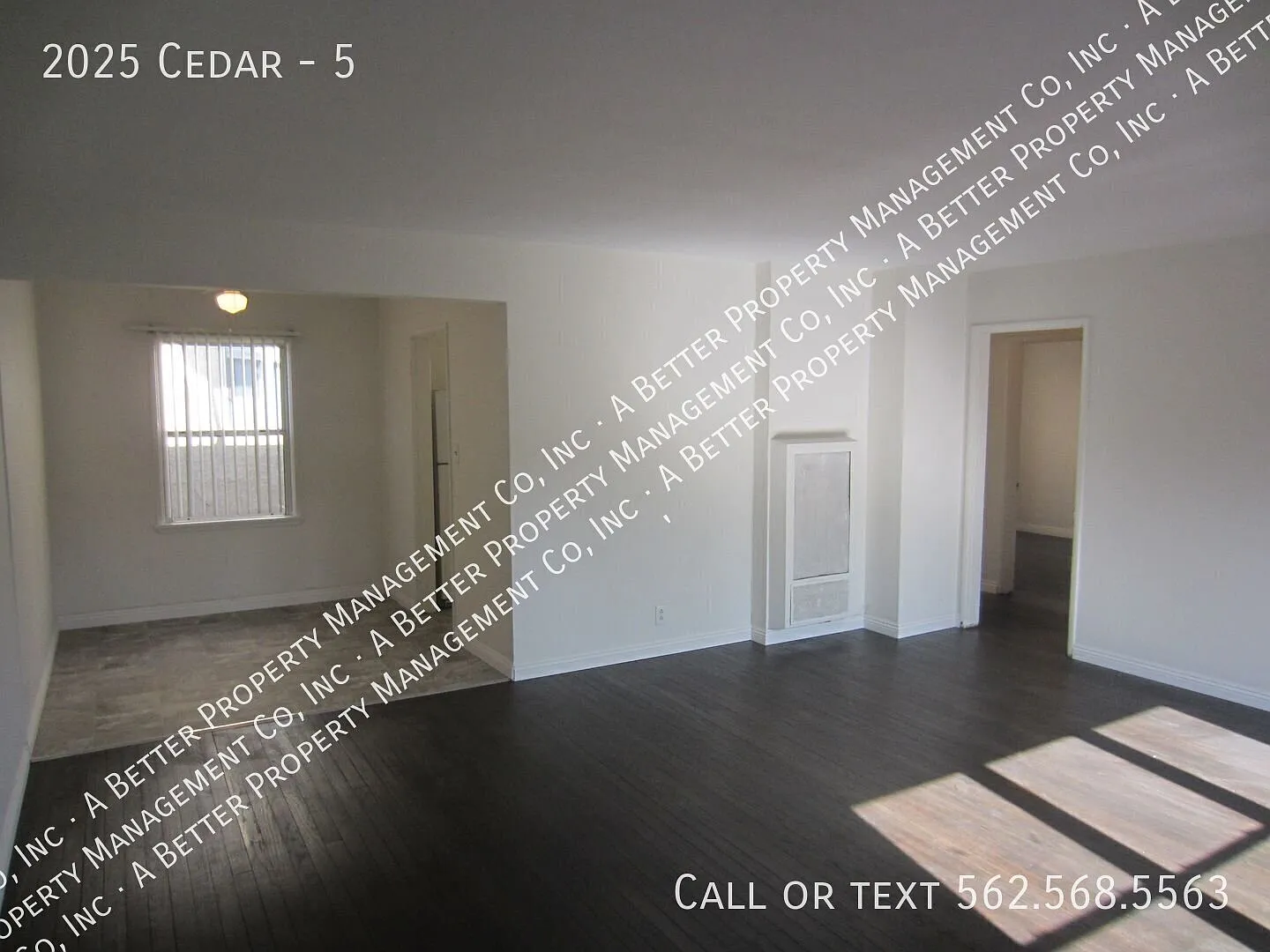 Upper Unit W/Remodeled Kitchen, Plank Floors & Onsite Laundry - Garage Available — Photo 4